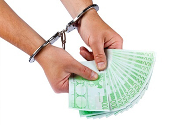 Eurobankovky v rukách s putami tt_ruky-s-eurobankovkami