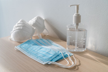Rúška, respirátory a gel na drevennom stolíku tt_rusko-gel-respirator