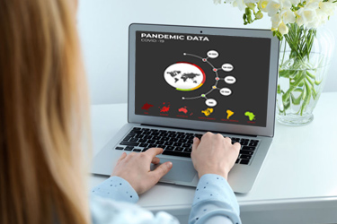 Žena pracujúca na notebooku na obrazovke sú pandemické dáta tt_pandemic-data