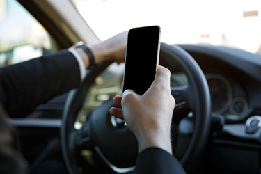 Šoférovanie a mobil v ruke tt_mobil-volant