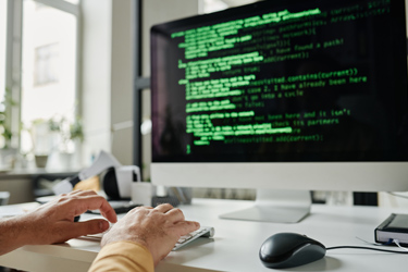 Kód zobrazený na monitoru počítača tt_monitor-zeleny-text