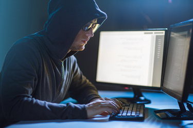 Hacker sa snaží prelomiť bezpečnostné opatrenia tt_hacker-11-2024