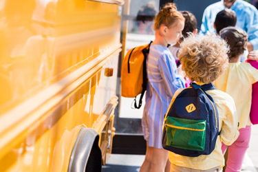 Žiaci nastupujú do žltého autobusu