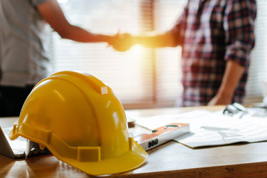 Podanie ruky za žltou helmou