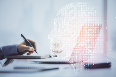 Ruka s perom zapisuje do bloku - na stole je otvorený notebook - v popredí holograficky obraz hlavy