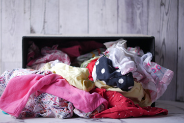 Staré oblečenie v škatuli