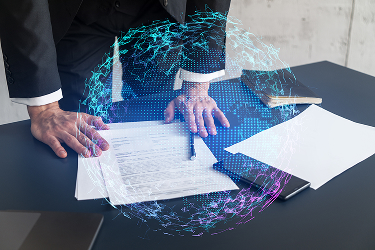 Muž o obleku nad dokumentami ohľadom dát