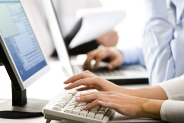 Dva ľudia pracujú pri počítači