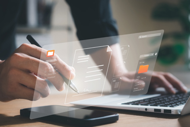 Pracovník podpisuje dokument elektronicky