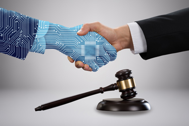 Umelá inteligencia si podáva ruku s človekom nad sudcovským kladivkom
