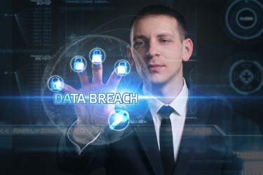 Muž v obleku sa dotýka virtuálneho bezpečnostného kruhu nad nápisom DATA BREACH